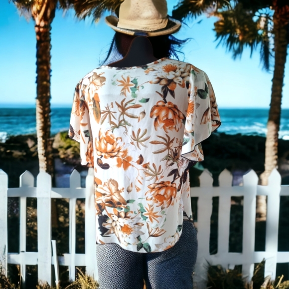 ๐3/$40 Sale!Mix & Match๐ Brochure Floral Flowy Top - Picture 3 of 7